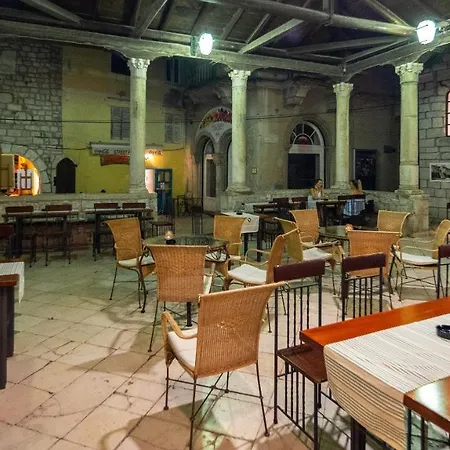 Alojamento de Acomodação e Pequeno-almoço Old Town Rab 3*